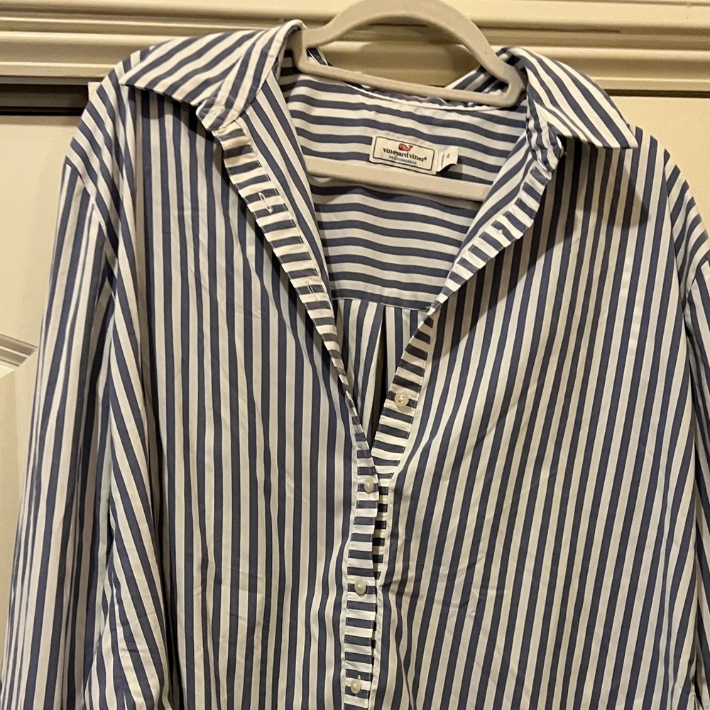 Vineyard Vines womens performance button down shirt.